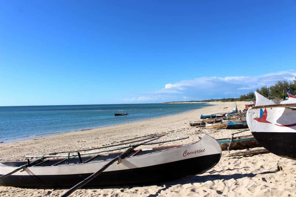 Piesočnaté a malými loďkami posiate pobrežie Anakao na ostrove Nosy Ve, Madagaskar