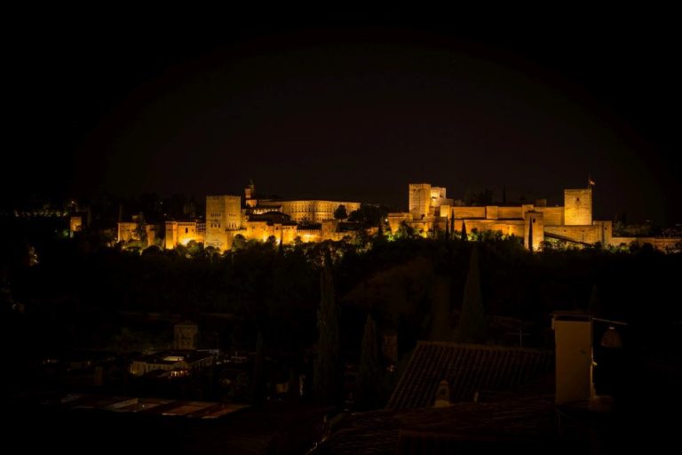 Granada, Španielsko - palác Alhambra v noci