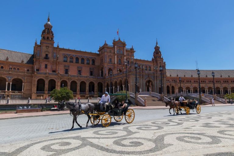 Sevilla, Španielsko - koče ťahané koňmi v centre mesta